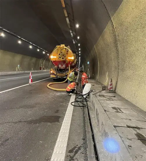 新竹镇隧道排水渠清淤